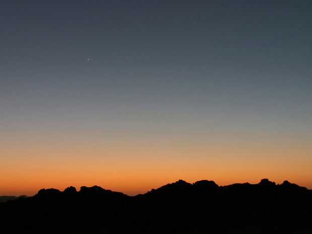Coucher de soleil derrière les montagnes-غروب الشمس من وراء الجبال