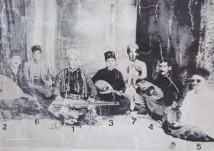 Hadj Larbi Bensari accompagné de sa troupe