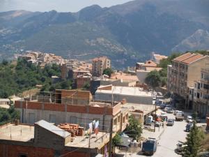 Iferhonene un chef -lieu qui mérite d'être citer par ce qui se fait .