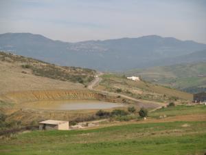 Ighil-Igoulmimene devinette celui qui l'a acheté ne s'en sert pas et celui qui devait s'en sèrvir ne peut pas non plus ;