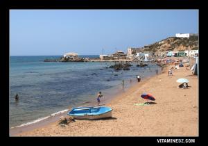 La plage de Kharouba, La Caroube ou Sidi Mohamed El Mejdoub, au nom du saint qui domine la plage