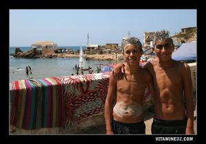 Jeunes estivants enduits de Salsal, de l'argile qui vitalise les cheveux