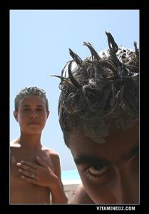 Du salsal (argile) sur les cheveux, il parait que ça les vitalise. Pratique habituelle à la plage El Kharrouba