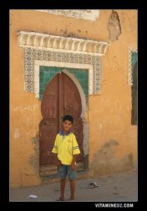 Enfant devant une ancienne école coranique au quartier Tebbana