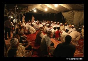 Veillée de Dikr et Tilawa du Coran, dans la tente dressée par El Hadh Salah à la Waada de Sidi Yahia