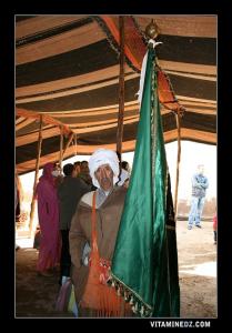Marabout portant le drapeau de Sidi Mhamed Benouda