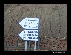 Plaque routière indiquant la route qui mène à Saida , Oran et Mascara
