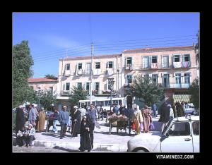 Placette qui se trouve à coté du marché couvert .