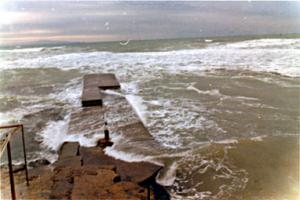 La Salamandre - la jetée dans la tempête, photo années 1970-80