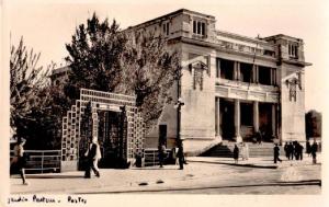 La poste et l'entrée du jardin Pasteur