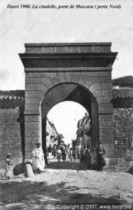 Tiaret, la citadelle, porte de Mascara, 1900.