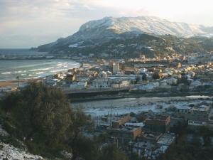 Vue sur Tenes sous la neige