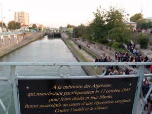 Ighil Igoulmimene La commémoration du 17 Octobre  1961 sur le pont du canal de Saint  Denis