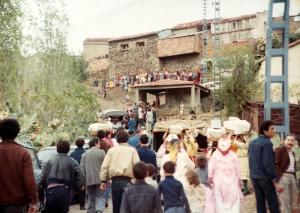 A Ighil-Igoulmimen tous les villageois sont là pour accueillir la nouvelle mariée