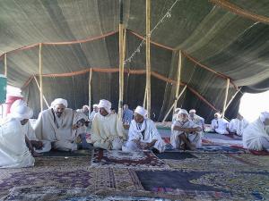 r?cunion sous la tente