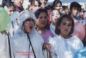 petite fille en tenue traditionnelle