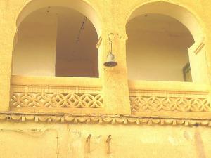 Ain Madhi. cloche d'ancienne ecole