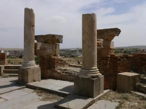 Les deux Tours jumelles ? timgad