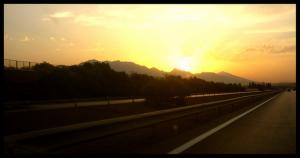 Le soleil se lève sur l'autoroute de Bouira