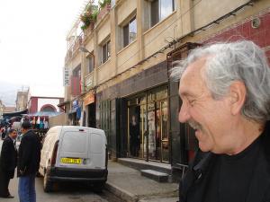 Denis Martinez près d'une rue commerciale à  Blida