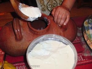 Raâyb avant sa transformation en leben gâce à  cette jarre traditionnelle à  remuer à  Amroussa Wilaya de Blida