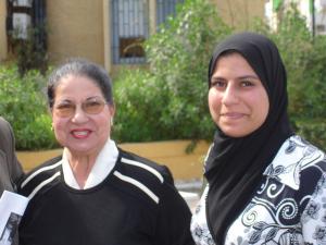 Saboundji en compagnie d'une jeune élève