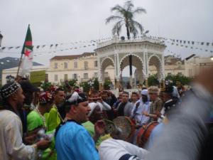 Foule et rythme pour la chanson gnawi