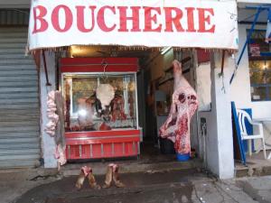 Ighil-Igoulmimene: LA BOUCHE RIE ET LES YEUX PLEURENT