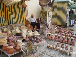 Poterie et vannerie exposées