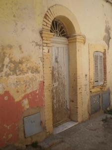 Porte ancienne à  la rue du Bey