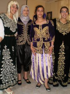 Jeunes lycéennes durant une fête