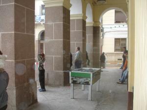 Pause sous les arcades