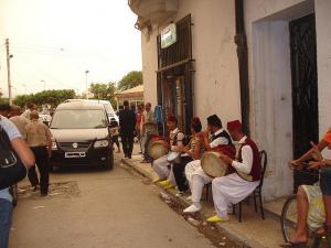 Zorna devant le coiffeur