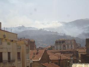Les monts de Chrea brûlent