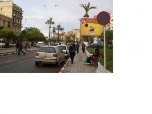 Parapluie et banc public