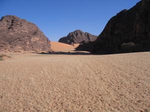 Dunes et fonds de tassilis recouverts d'herbe fine