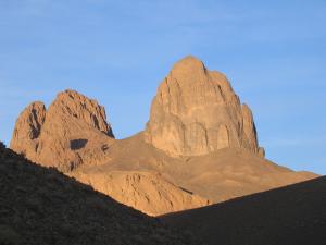 Vers l'Assekrem  passage matinal au pied des Tezouyaigs