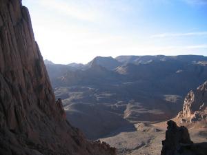 Vue sur l'Assekrem depuis les col des Tezouyaigs