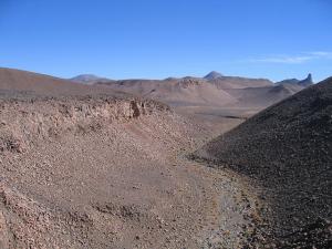 Paysage minéral entre la guelta d'Afilal et les Tezouyaigs de l'Assekrem