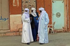 Touaregs à  Tamanrasset, point de passage de tous les trekkeurs  en partance pour le Sahara du sud algérien