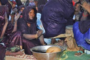 femmes Touaregs - Festival Imzid tamanrasset - instrument de musique flottant dans une bassine d'eau