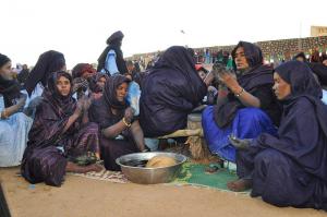 femmes Touaregs - Festival Imzid tamanrasset - instrument de musique flottant dans une bassine d'eau