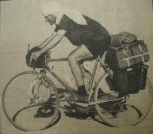 Ian Hibell parcourant le sahara