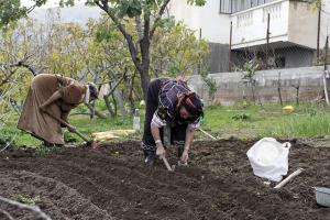 Femmes Travaillant La Terre