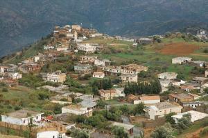Village sur la route de montagne