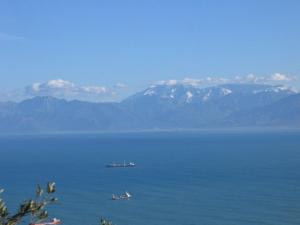 Montagnes enneigées plongeant dans la mer