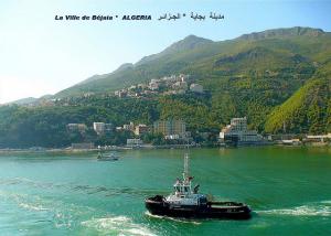 Bateau de pêche rentrant au port