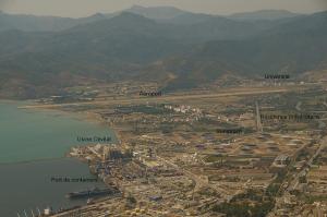 Aeroport, terminal petrolier, usine Cévital à  Béjaia