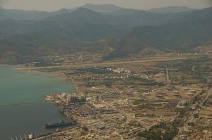 Aeroport, terminal petrolier, usine Cévital à  Béjaia