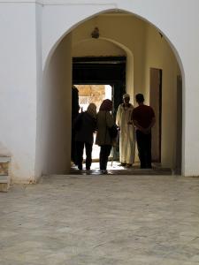 Homme pieux discutant avec des visiteurs - Sidi Boumediene
